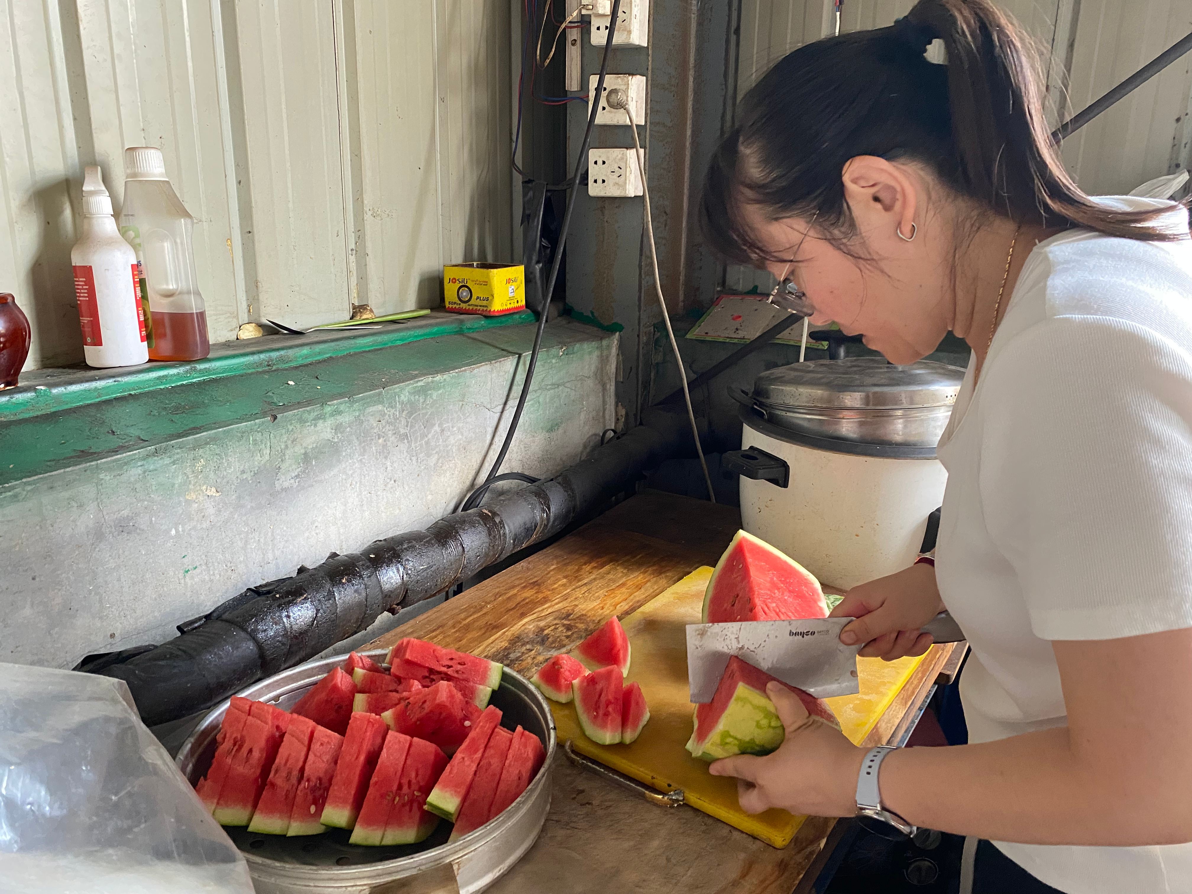 酷暑里的一縷清涼 ---工會(huì)主席王林林到智造中心慰問一線員工 酷暑里的一縷清涼 ---工會(huì)主席王林林到智造中心慰問一線員工