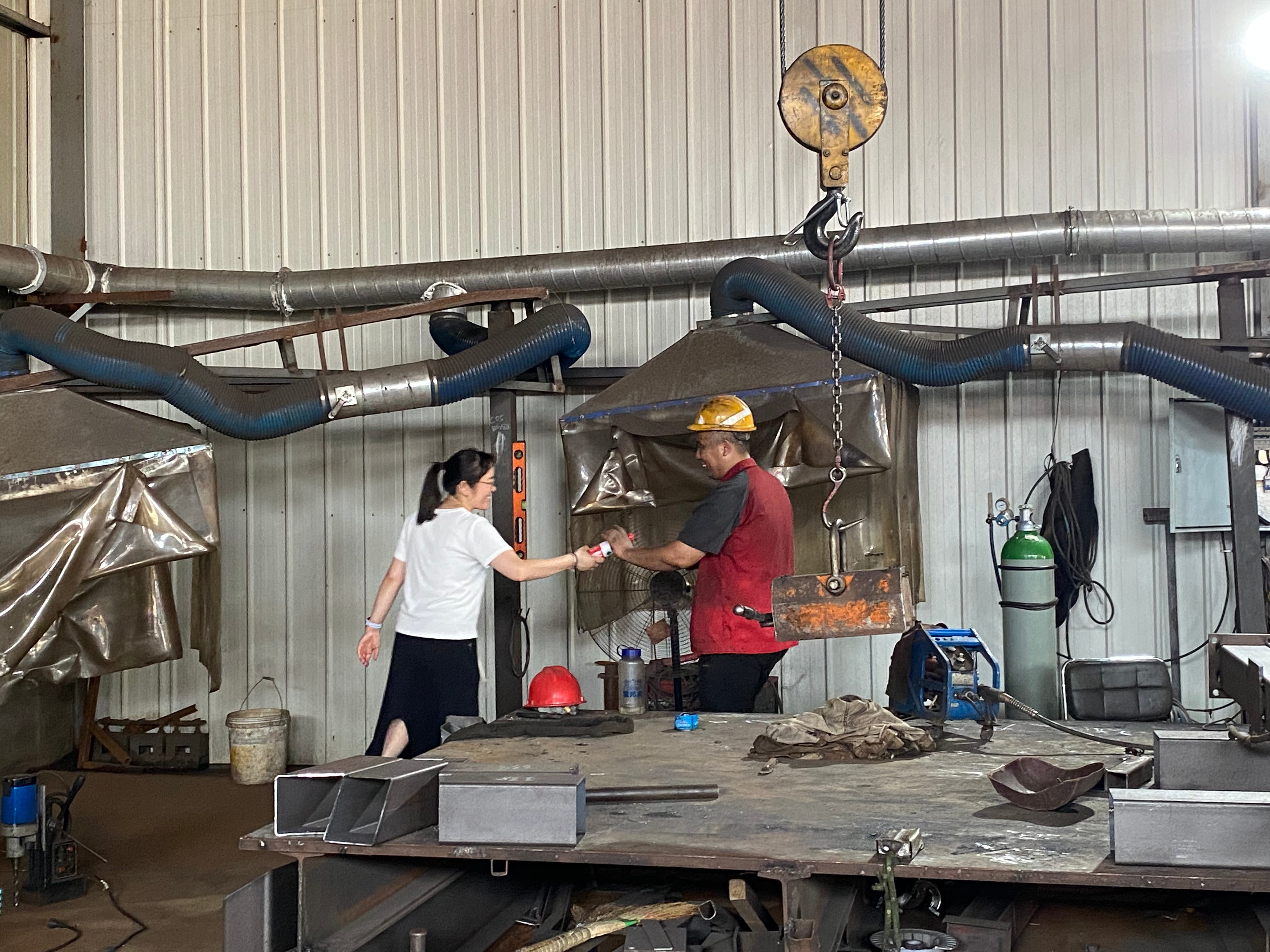 酷暑里的一縷清涼 ---工會(huì)主席王林林到智造中心慰問一線員工 酷暑里的一縷清涼 ---工會(huì)主席王林林到智造中心慰問一線員工