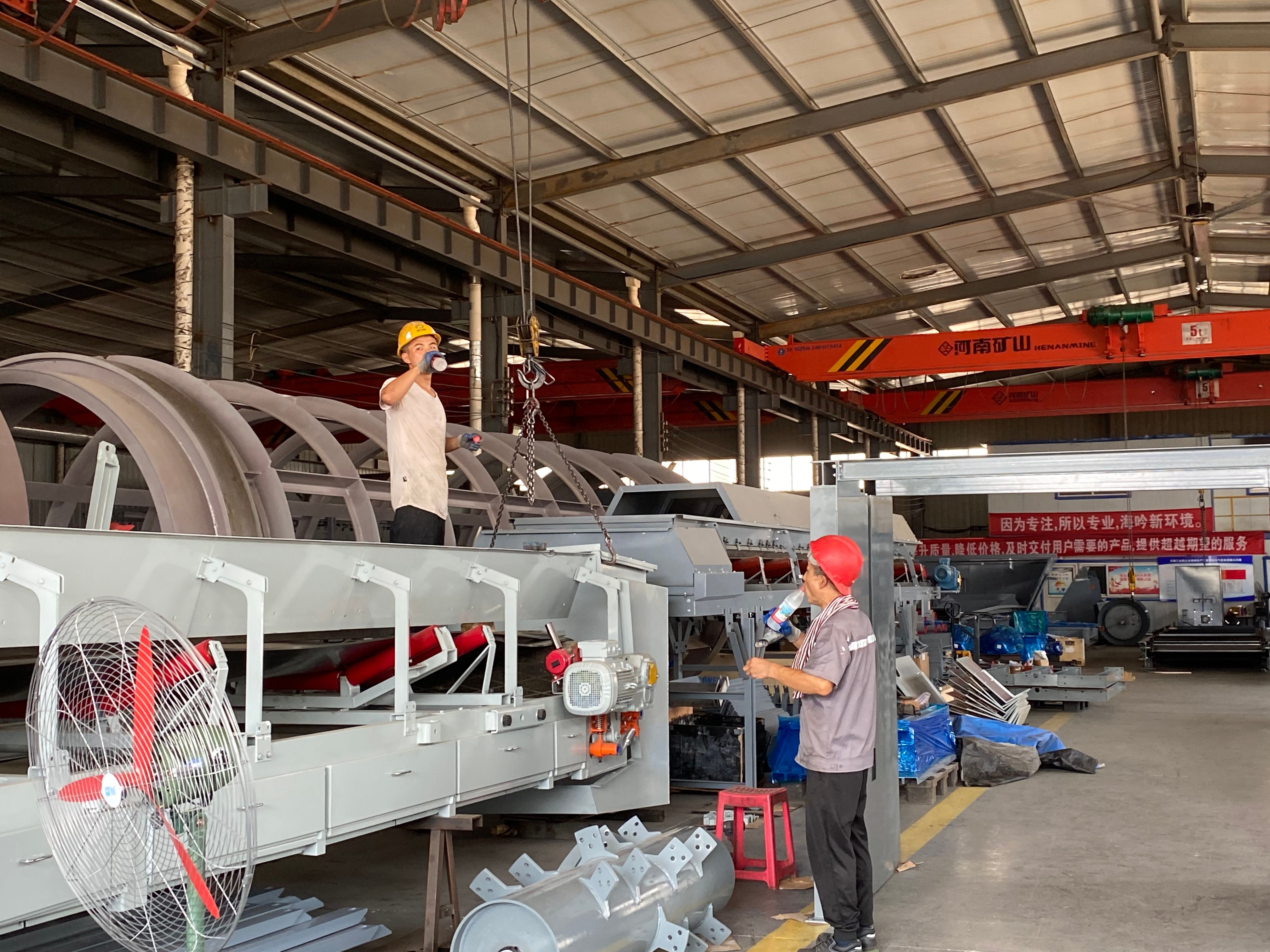 酷暑里的一縷清涼 ---工會(huì)主席王林林到智造中心慰問一線員工 酷暑里的一縷清涼 ---工會(huì)主席王林林到智造中心慰問一線員工