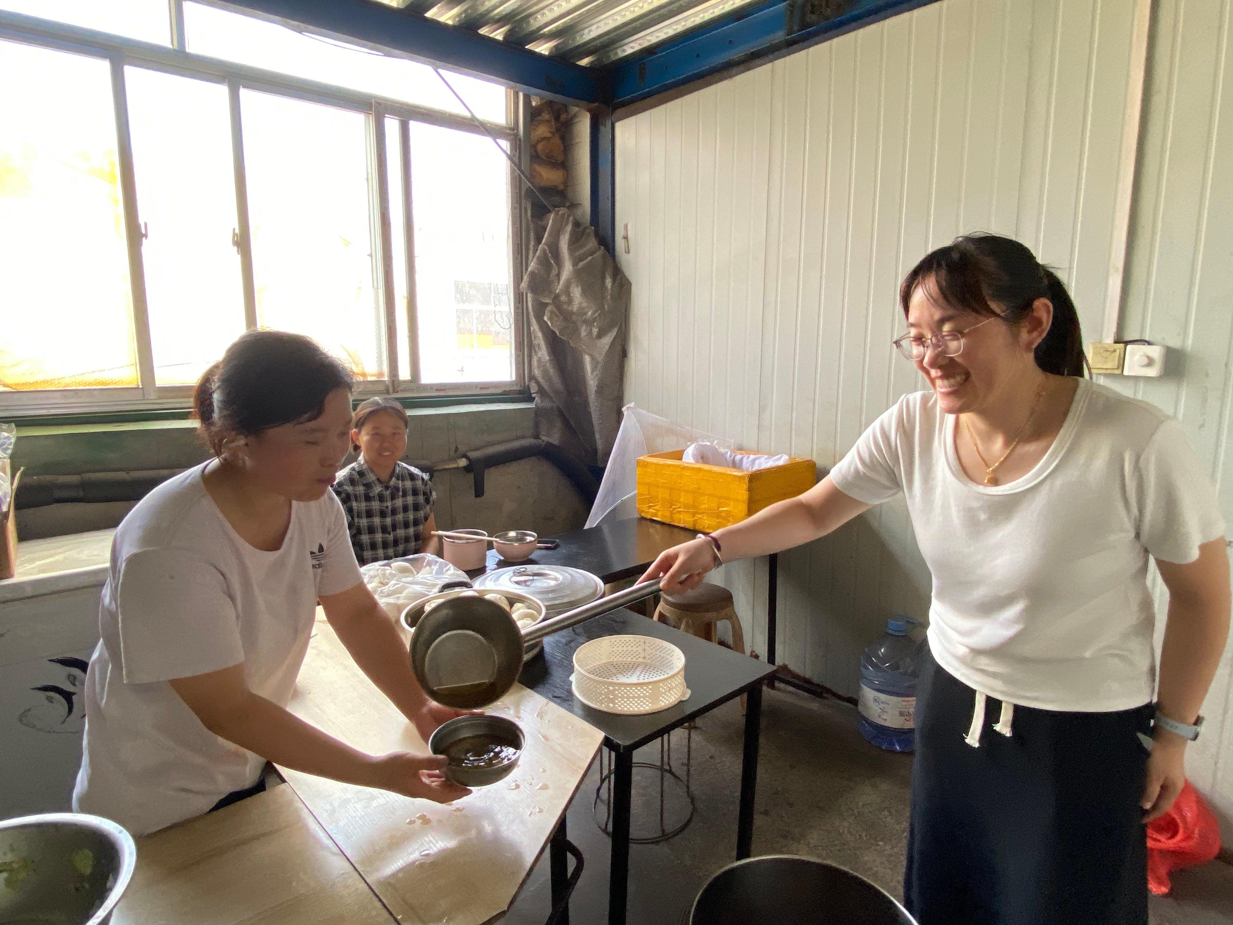 酷暑里的一縷清涼 ---工會(huì)主席王林林到智造中心慰問一線員工 酷暑里的一縷清涼 ---工會(huì)主席王林林到智造中心慰問一線員工