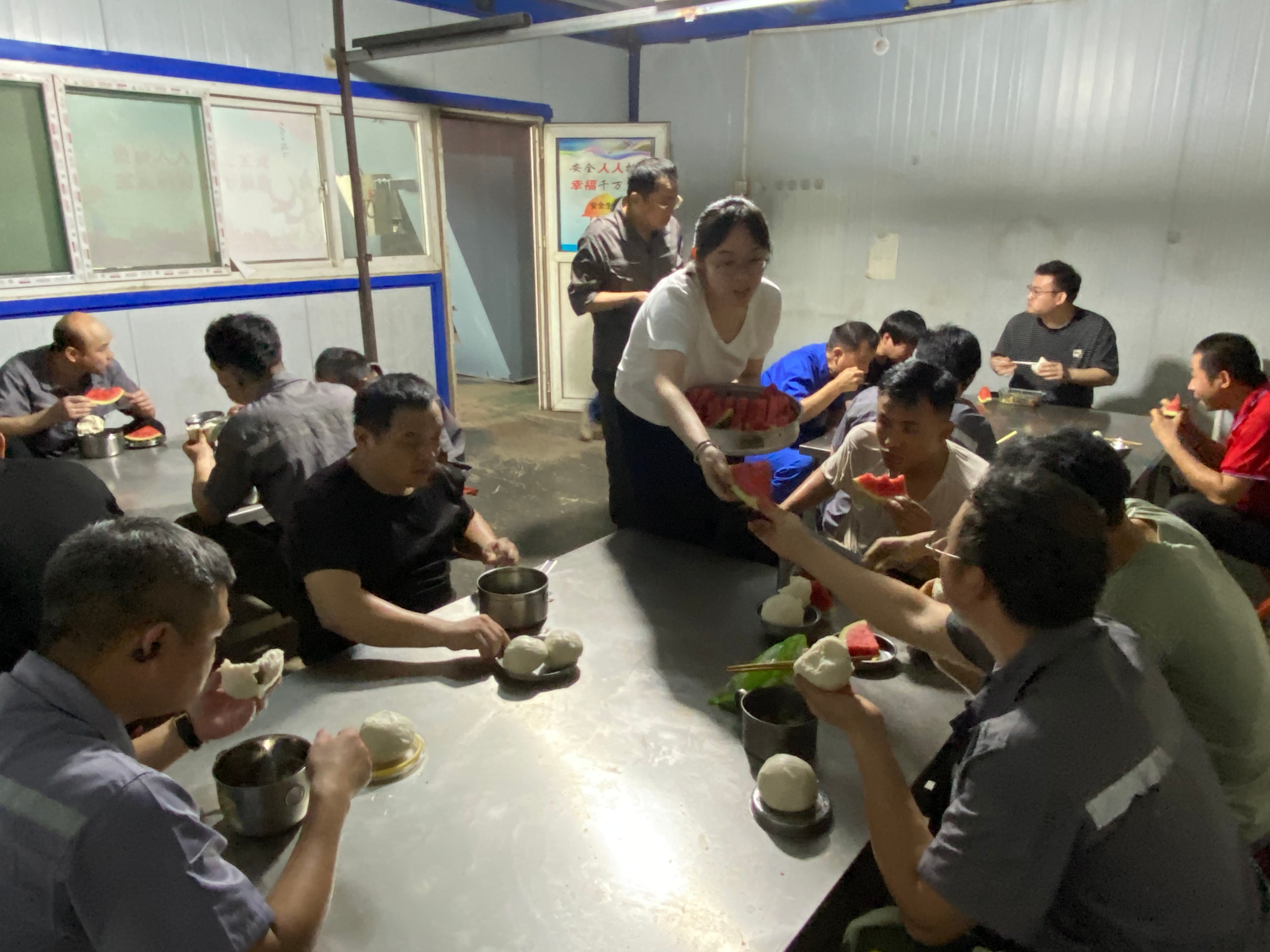 酷暑里的一縷清涼 ---工會(huì)主席王林林到智造中心慰問一線員工 酷暑里的一縷清涼 ---工會(huì)主席王林林到智造中心慰問一線員工